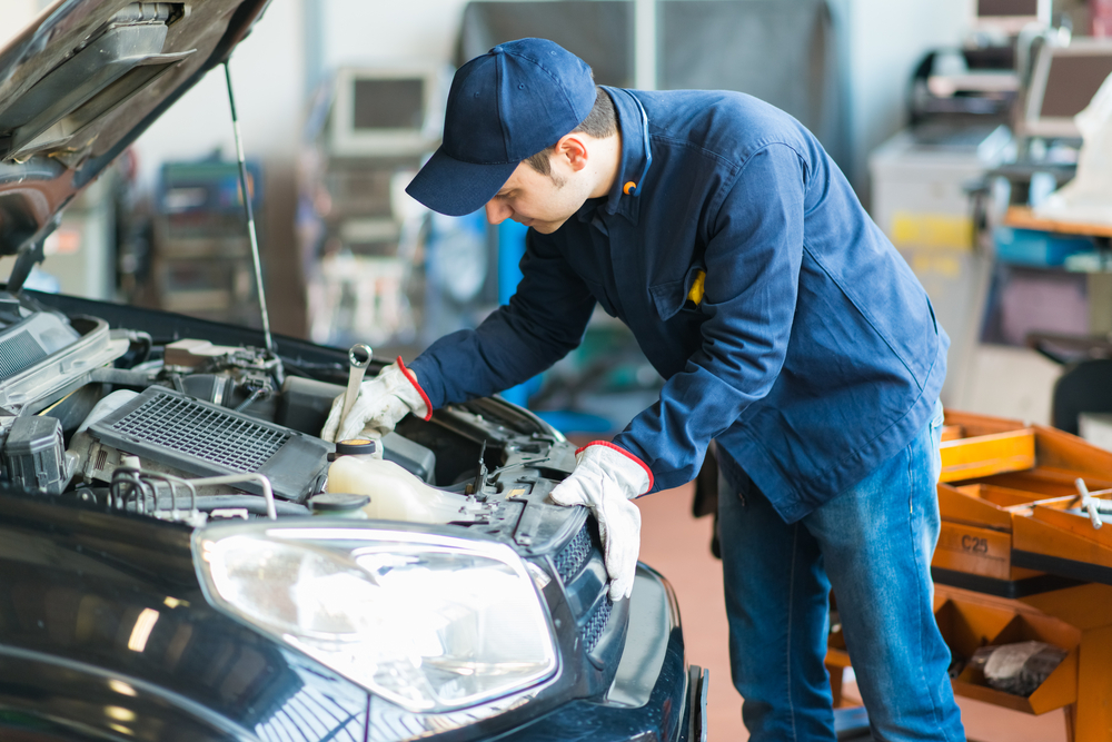 Mechanic,working,in,his,workshop